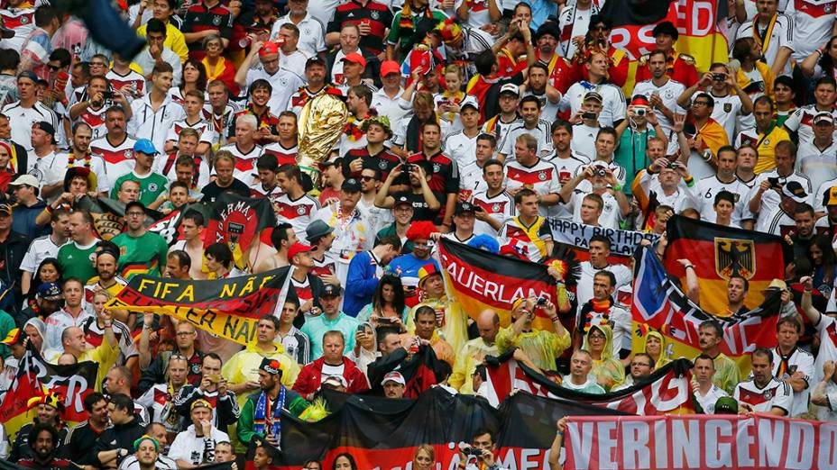 Torcedores alemães comemoram vitória de 1 x 0 sobre os Estados Unidos, na arena Pernambuco, em Recife