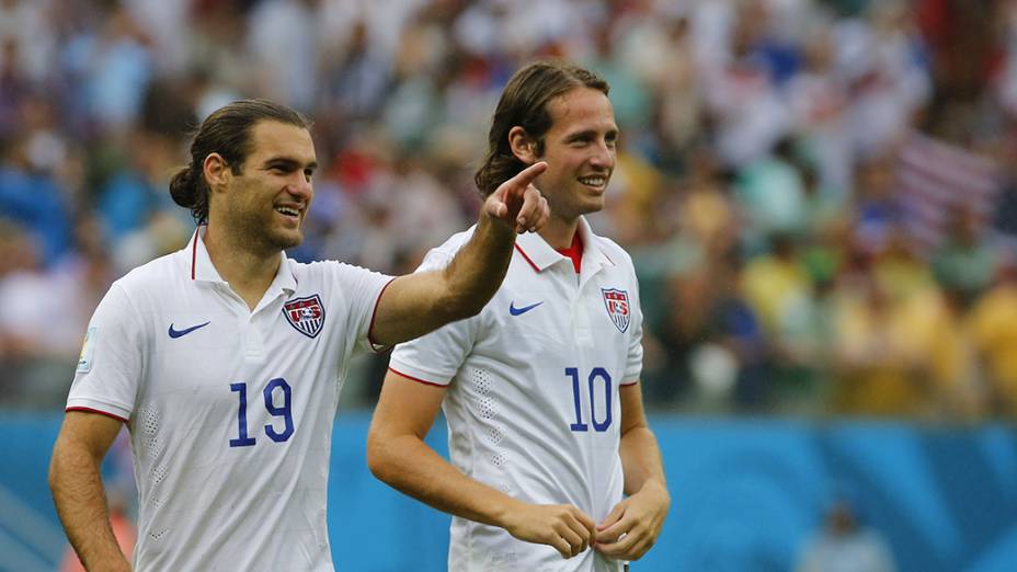 Os americanos Diskerud e Graham Zusi no final da partida contra a Alemanha, na arena Pernambuco, em Recife