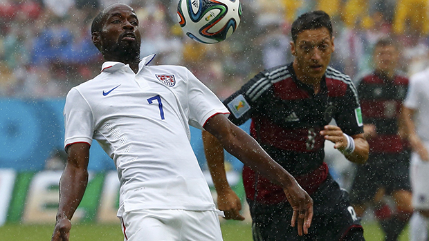 DaMarcus Beasley, dos Estados Unidos, e o alemão, Mesut Ozil, durante partida na arena Pernambuco, em Recife