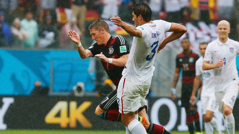 Lance da partida entre Estados Unidos e Alemanha, na arena Pernambuco, em Recife