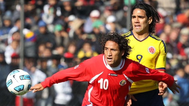 Brenes Randall, da Costa Rica, e Radamel Falcao, da Colômbia, durante a partida da primeira fase da Copa América 2011, disputada na Argentina