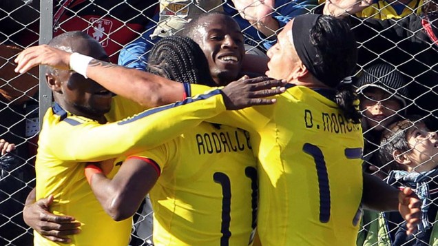 Os jogadores da seleção colombiana comemoram o gol de Gustavo Ramos durante a partida da primeira fase da Copa América 2011, disputada na Argentina