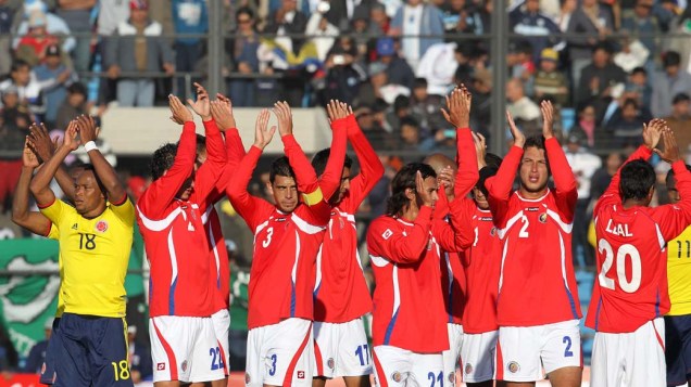 Os jogadores da Colômbia e Costa Rica ao fim da partida da primeira fase da Copa América 2011, disputada na Argentina. A seleção colombiana venceu por 1x0, com um gol de Gustavo Ramos