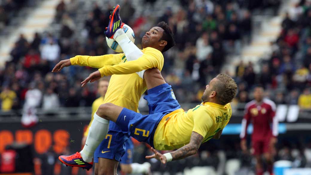 Robinho e Daniel Alves durante partida entre Brasil e Venezuela válida pela primeira fase da Copa América, disputada na Argentina