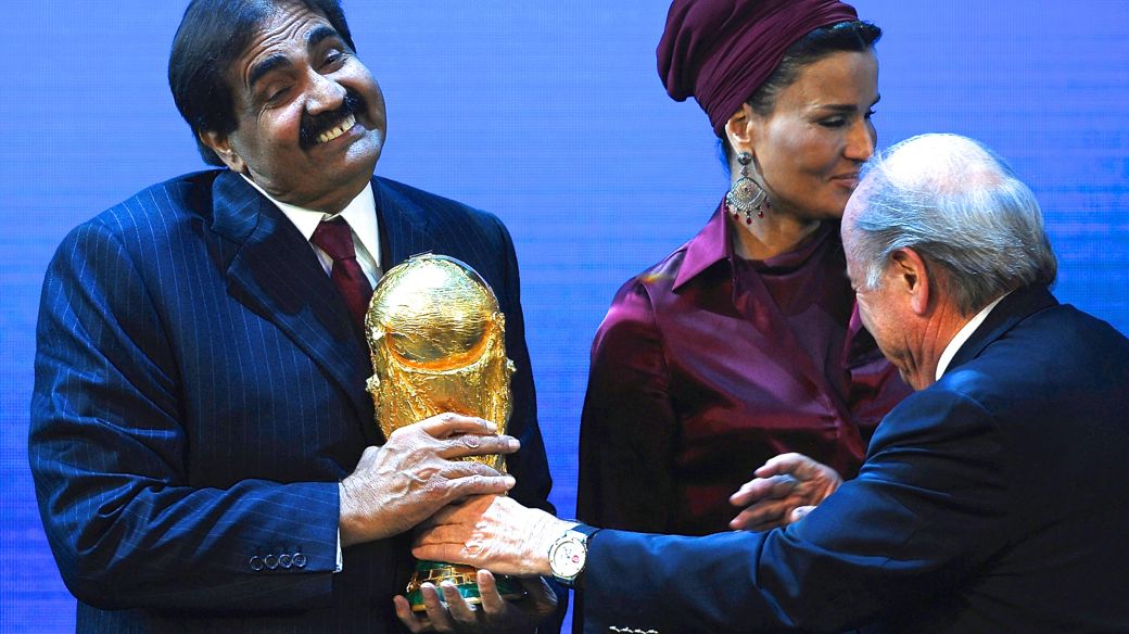 O emir do Catar, Hamad bin Khalifa Al-Thani, recebe a taça Fifa das mãos de Joseph Blatter no dia em que o país venceu a eleição para sede da Copa de 2022