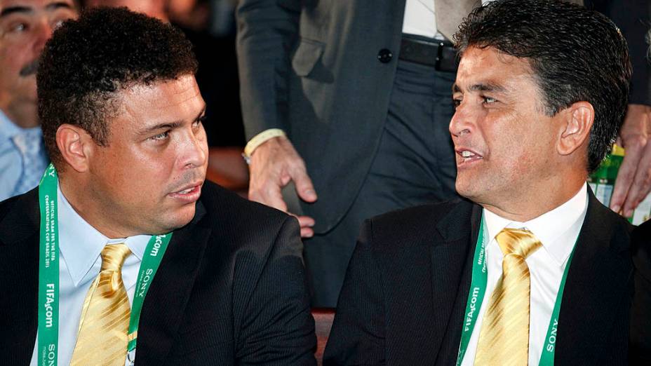 Ronaldo e Bebeto conversam durante o sorteio dos grupos da Copa das Confederações