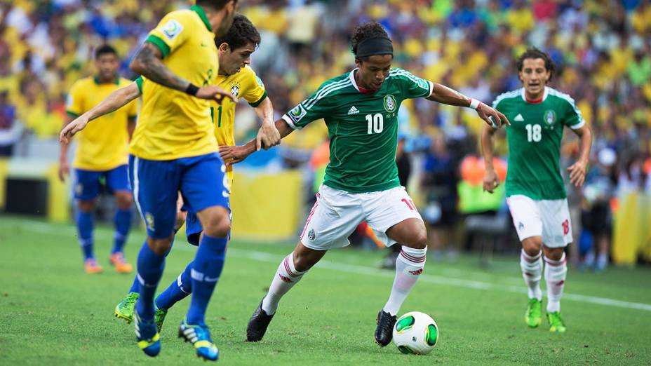 Disputa de bola entre Brasil e México, pela Copa das Confederações, nesta quarta-feira (19) em Fortaleza