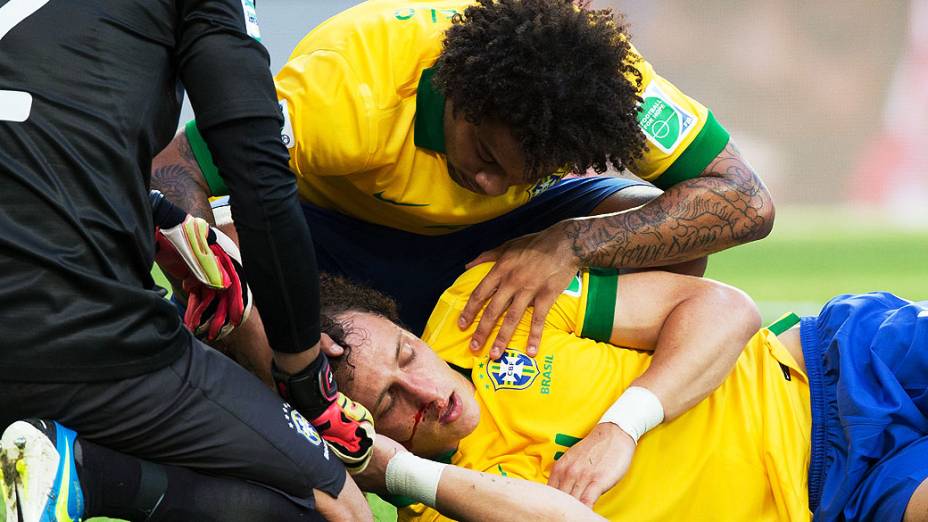 David Luiz após dividida de bola, durante partida entre Brasil e México, pela Copa das Confederações, nesta quarta-feira (19) em Fortaleza