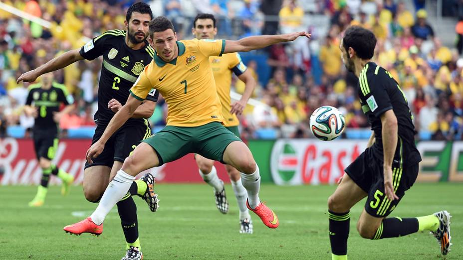 Mark Milligan, disputa bola com jogadores da Espanha