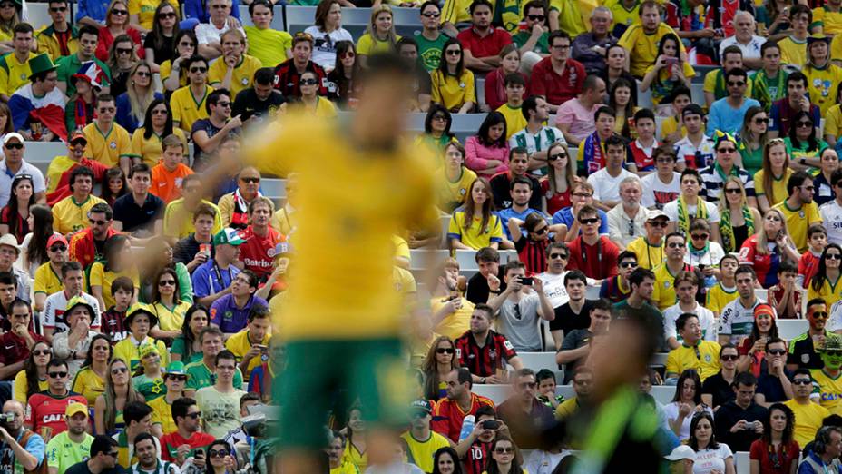 Torcida assiste partida entre Austrália e Espanha, em Curitiba