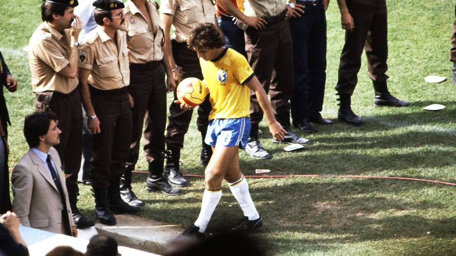 Zico, da seleção brasileira, deixando o gramado após jogo contra a Itália, pela Copa do Mundo de Futebol de 1982  