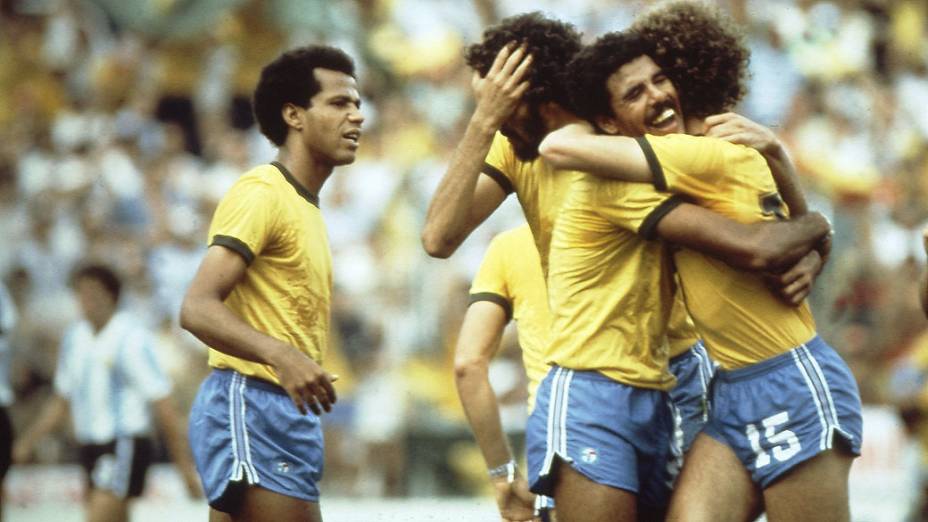 Cerezo, Falcão, Sócrates e Luisinho durante jogo entre Brasil e Argentina na Copa do Mundo de 1982, no Estádio Sarriá