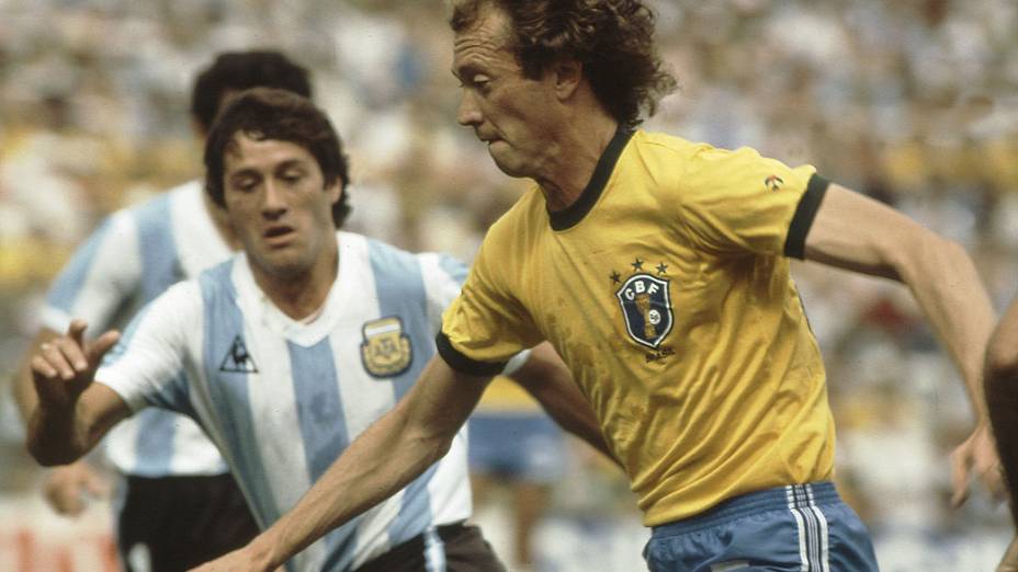 Falcão, do Brasil e Barbas, da Argentina, em partida da Copa de 1982