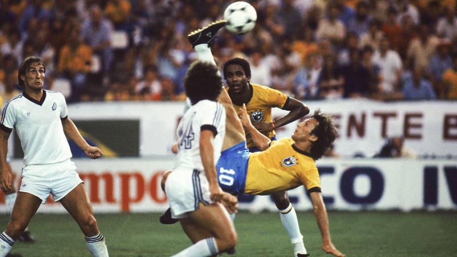 Zico e Serginho, do Brasil, no jogo contra a Nova Zelândia, pela Copa do Mundo de 1982