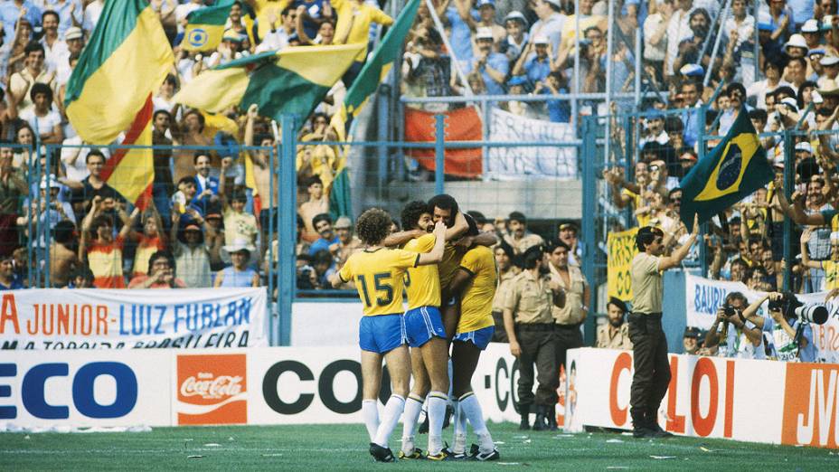 Jogadores do Brasil comemorando gol contra a Argentina na Copa de 1982