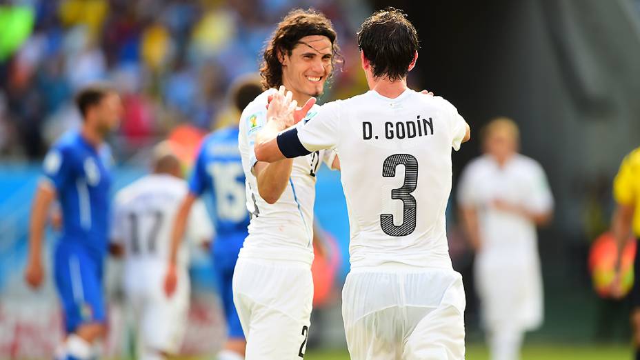 Diego Godín comemora o gol da vitória uruguaia na partida contra a Itália, na Arena das Dunas, em Natal