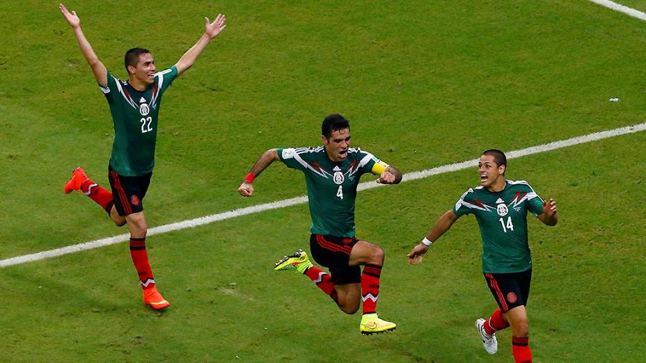 Mexicanos comemoram gol contra a Croácia