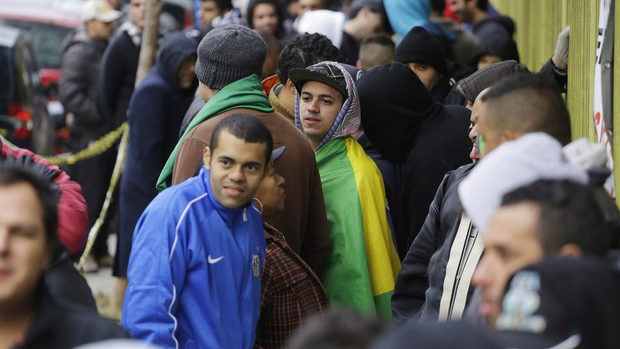 Torcedores enfrentam fila desde as primeiras horas desta quarta (4) em busca do último lote de ingressos para jogos da Copa do Mundo 2014