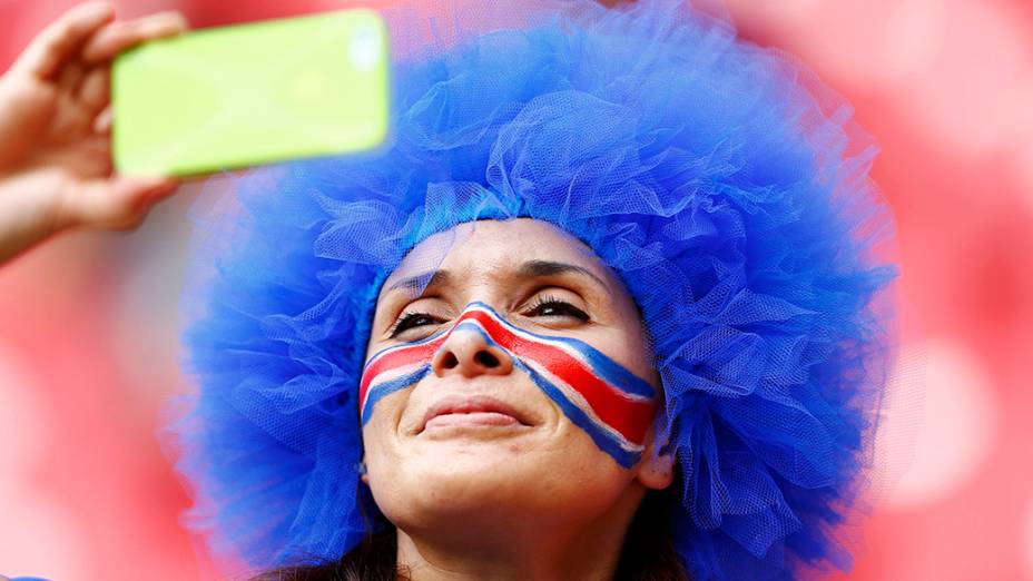 Torcedora da Costa Rica durante partida contra a Itália