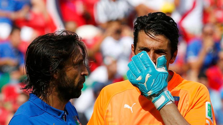 Andrea Pirlo e o goleiro Gianluigi Buffon na partida contra a Costa Rica