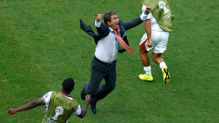 O técnico Jorge Luis Pinto comemora vitória contra a Itália