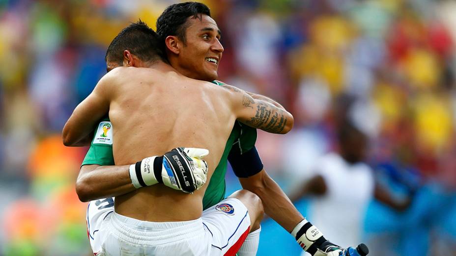 O goleiro Keilor Navas é abraçado após a Costa Rica vencer a Itália