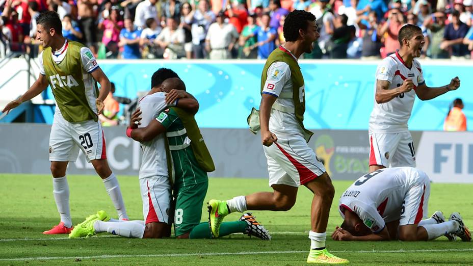 Jogadores da Costa Rica comemoram vitória em Recife