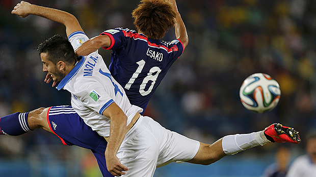 Lance entre Grécia e Japão durante a Copa do Mundo