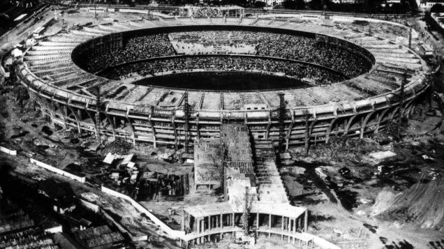 Foto da construção do Maracanã, palco da final do campeonato