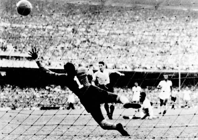 Alberto Schiaffino chuta para marcar o primeiro gol do Uruguai na final de 1950, no Maracanã