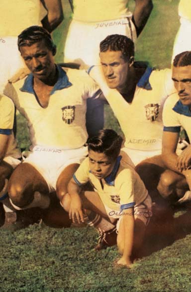 Zizinho e Ademir, jogadores do Brasil, com o mascote Orlando Paes Loureiro Filho, antes da final contra o Uruguai, no Maracanã