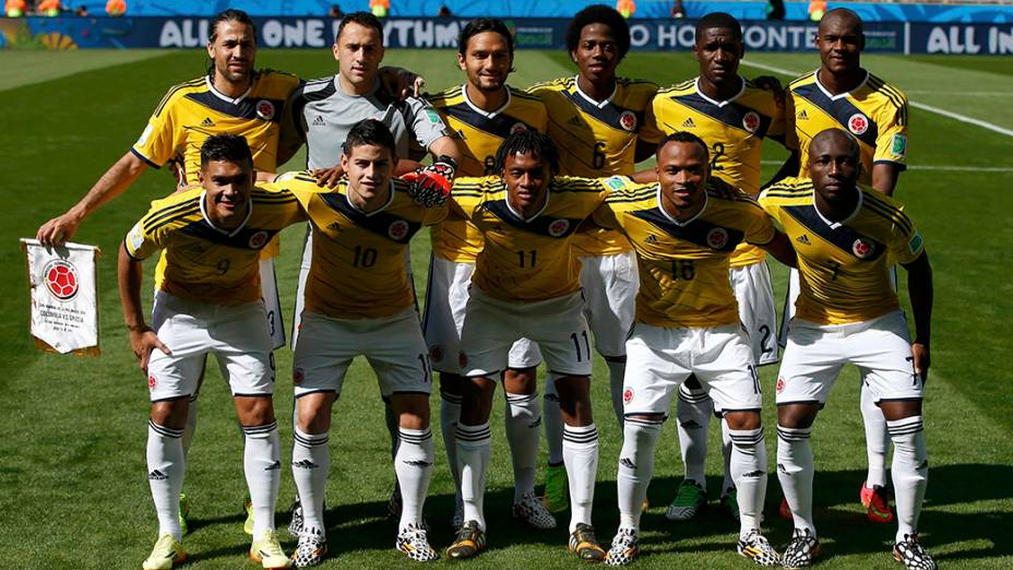 Time da Colômbia antes de partida contra a Grécia