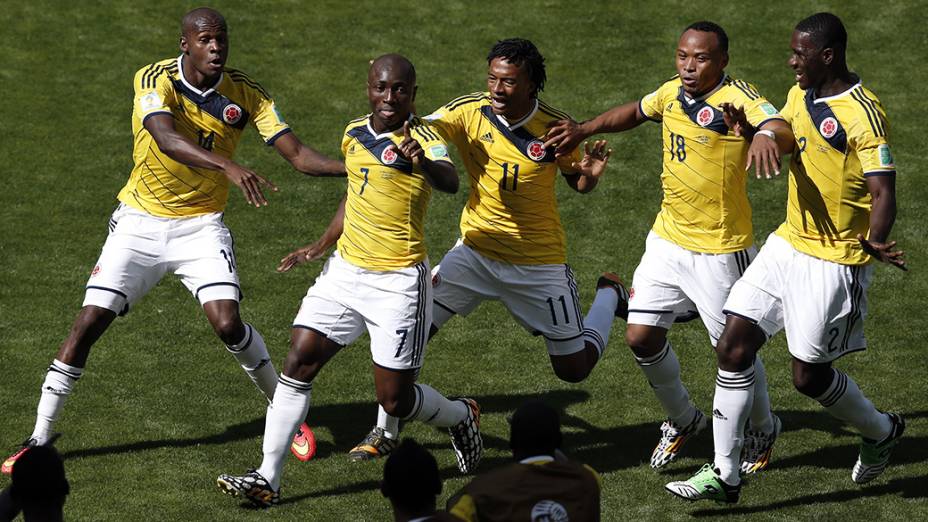 Colombianos comemoram gol contra a Grécia durante a Copa do Mundo