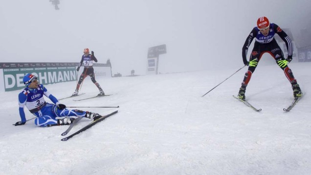 Competidores na linha de chegada durante prova da Copa do Mundo de Esqui em Oslo, Noruega