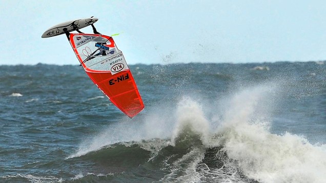 Atleta compete na Copa do Mundo de Windsurfe, realizada no Havaí