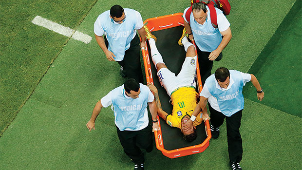 DRAMA – Uma entrada violenta do lateral colombiano Zúñiga em Neymar levou o craque ao gramado. Urrando de dor, ele foi conduzido para fora do campo de maca e, depois, ao hospital. Uma fratura na terceira vértebra lombar o tirou da Copa