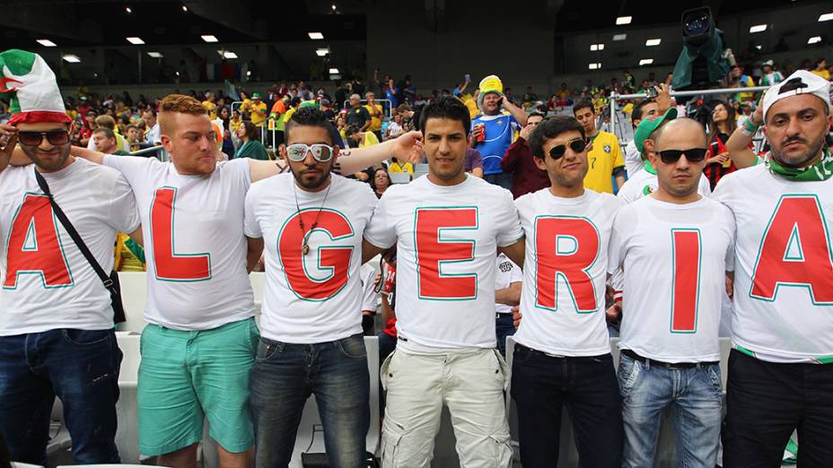 Torcedores da Argélia na partida contra a Rússia, em Curitiba