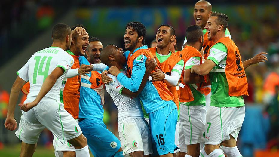 Jogadores da Argélia comemoram gol contra a Rússia