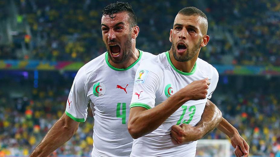 Islam Slimani e Essaid Belkalem comemoram gol da Argélia