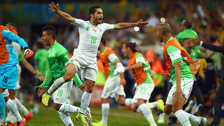 Jogadores da Argélia comemoram vitória sobre a Rússia