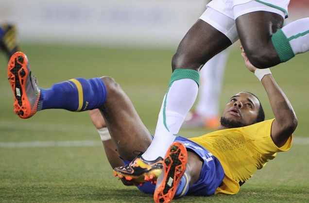 Robinho em lance durante partida entre Brasil e Costa do Marfim.