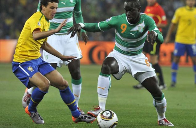 Elano e Cheik Ismael Tiote durante partida entre Brasil e Costa do Marfim.