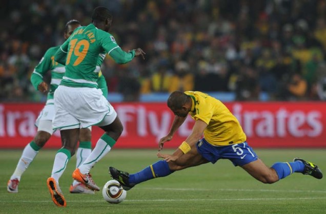 Felipe Melo e Yaya Toure durante partida entre Brasil e Costa do Marfim.