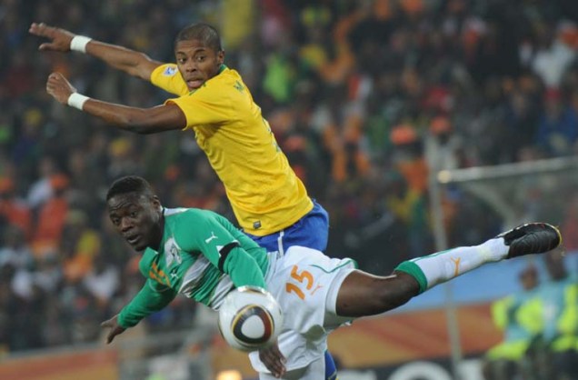 Michel Bastos em lance durante partida entre Brasil e Costa do Marfim.