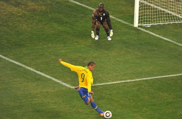 Luis Fabiano marca o gol brasileiro durante partida entre Brasil e Costa do Marfim.