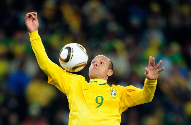 Luis Fabiano em lance do segundo gol durante partida entre Brasil e Costa do Marfim.