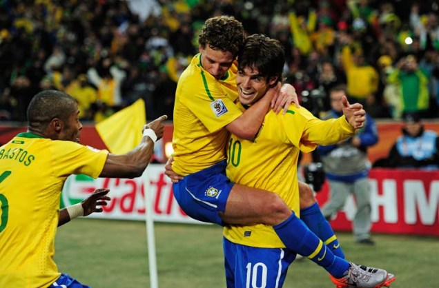 Michel Bastos, Elano e Kaká comemoram gol durante partida entre Brasil e Costa do Marfim.