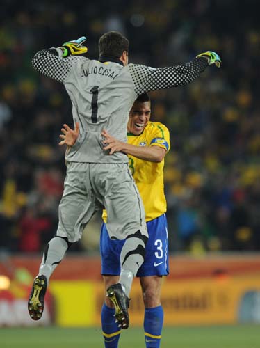 Julio Cesar e Lucio comemoram gol durante partida entre Brasil e Costa do Marfim.