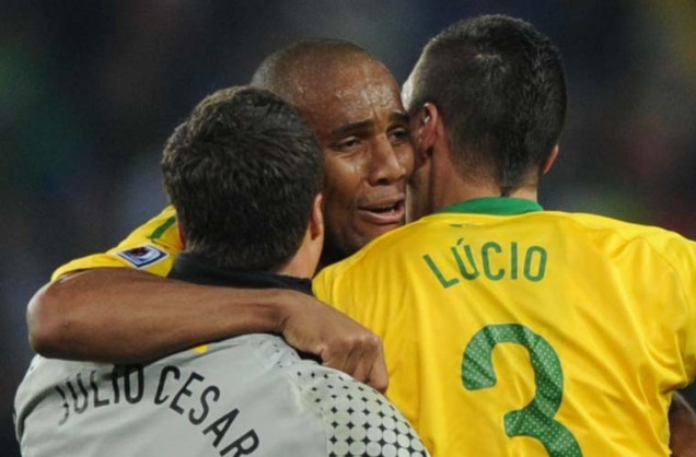 Julio Cesar, Maicon e Lucio comemoram gol durante partida entre Brasil e Costa do Marfim.