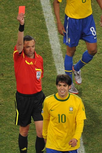 Kaká recebe o cartão vermelho durante partida entre Brasil e Costa do Marfim.